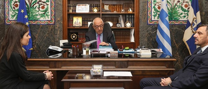 Παραδόθηκε στον Νικήτα Κακλαμάνη το πόρισμα της Εξεταστικής για τον ΟΠΕΚΕΠΕ