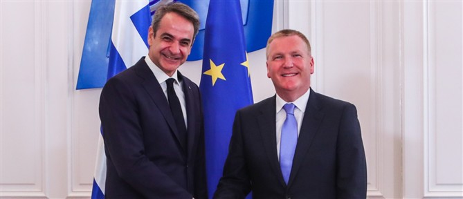 Συνάντηση πρωθυπουργού με τον Επίτροπο της Ευρωπαϊκής Ένωσης για τη Δημοκρατία και τη Δικαιοσύνη