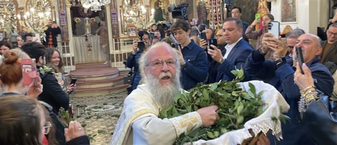 Χίος: Ο "ιπτάμενος" ιερέας έκανε την Πρώτη Ανάσταση στην Ευαγγελίστρια