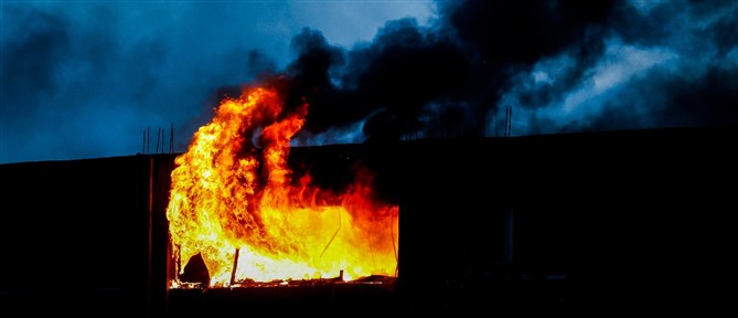 Σπάτα: Υπό μερικό έλεγχο η φωτιά σε αποθήκη επιχείρησης αθλητικών ειδών