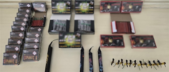 Ηράκλειο: Συνελήφθη 44χρονη για κατοχή εκατοντάδων κροτίδων