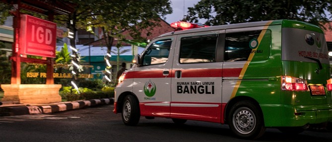 Ινδονησία: Zευγάρι υποβλήθηκε σε μαστίγωση με 140 χτυπήματα για σεξουαλικές σχέσεις εκτός γάμου