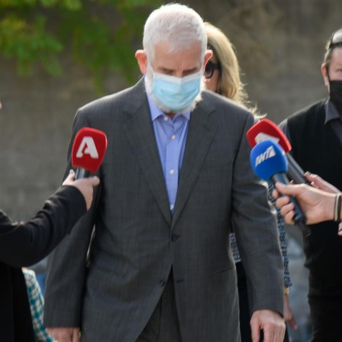 έτρος Φιλιππίδης: Αποχώρησε με σκυμμένο κεφάλι από τη δικαστική αίθουσα λόγω αδιαθεσίας