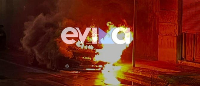 Συναγερμός τα ξημερώματα στην Εύβοια: Ι.Χ. τυλίχθηκε στις φλόγες σε κεντρική πλατεία (βίντεο)