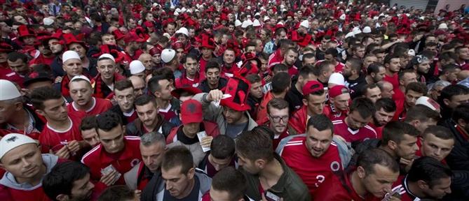 Ένταση στα Τίρανα: Αλβανοί οπαδοί έσκισαν σημαία της Σερβίας πριν τον αγώνα