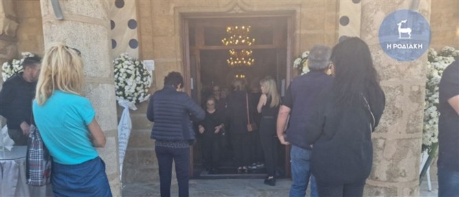 Ρόδος: Σε κλίμα οδύνης η κηδεία μητέρας και κόρης που έχασαν τη ζωή του σε τροχαίο δυστύχημα (εικόνες)
