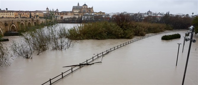 Πορτογαλία: Ένας πυροσβέστης νεκρός από τις πλημμύρες - Ισχυρές βροχοπτώσεις και στην Ισπανία (βίντεο)