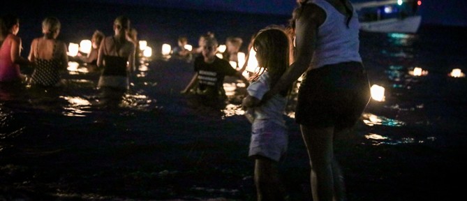 Συγκλονιστικές εικόνες στο Μάτι: Τοποθέτησαν φαναράκια στη θάλασσα και περπάτησαν τον δρόμο που ακολούθησε η φωτιά