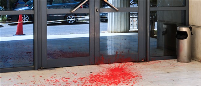 Επίθεση με βαριοπούλα και μπογιές στο Διοικητικό Εφετείο Αθήνων