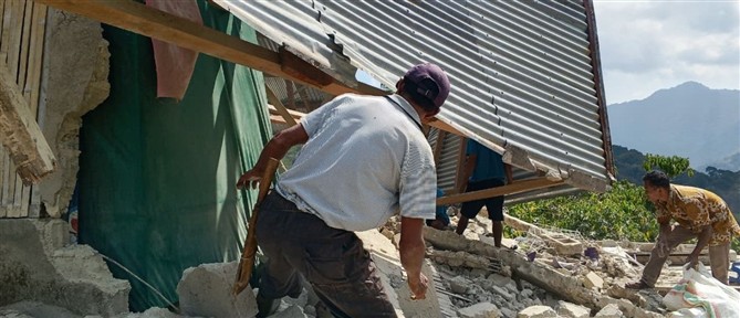 Ινδονησία: Δεκάδες νεκροί και τραυματίες από τον σεισμό των 7,7 βαθμών