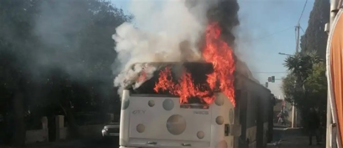Ίλιον: Λεωφορείο με επιβάτες πήρε φωτιά εν κινήσει