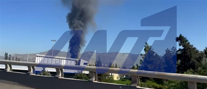 Μενίδι: Μεγάλη φωτιά καίει κατάστημα με ανταλλακτικά αυτοκινήτων (βίντεο)