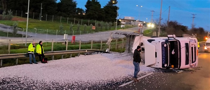 Διακοπή κυκλοφορίας σε δύο λωρίδες στην εθνική οδό Αθηνών-Λαμίας, λόγω ανατροπής φορτηγού
