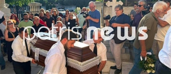 Γυναικοκτονία στην Καλαμάτα: Σε κλίμα βαθιάς οδύνης η κηδεία της 39χρονης (εικόνες)