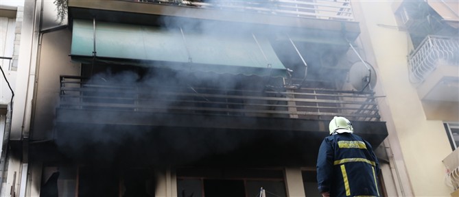 Πυρκαγιά σε διαμέρισμα του Πειραιά  - Επιχείρηση της πυροσβεστικής με ειδικό βραχιονοφόρο (εικόνες)