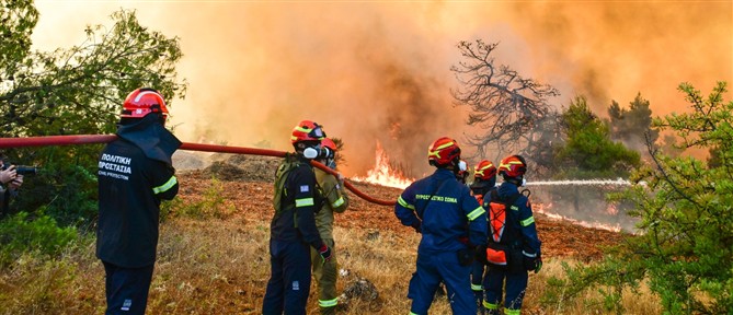 Πυρκαγιά στη Δυτική Αττική: Καλύτερη εικόνα - Καπνογόνα σημεία αντιμετωπίζουν οι πυροσβεστικές δυνάμεις
