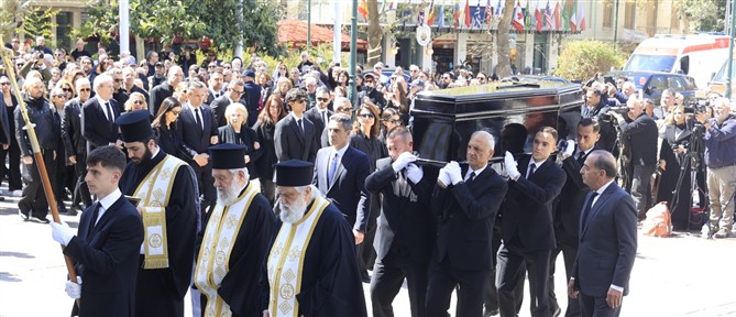 Μαρινέλλα: Συνεχίζεται με αμείωτη προσέλευση το ύστατο "χαίρε" στην "ιέρεια" του ελληνικού πενταγράμμου