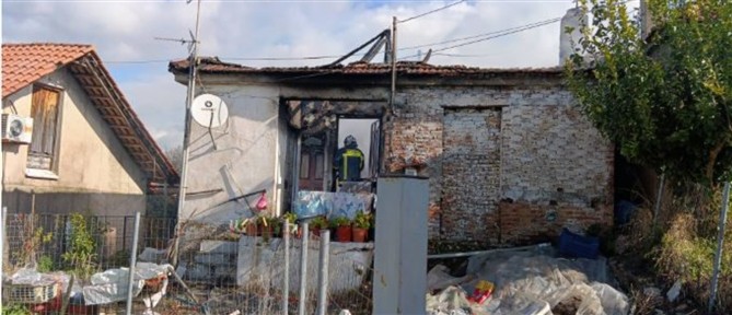 Ηλεία: Σπίτι κάηκε ολοσχερώς - Στο νοσοκομείο κατέληξε ηλικιωμένος (εικόνες)