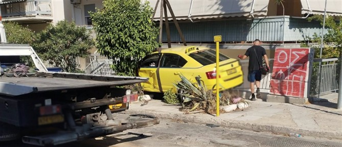 Τροχαίο στην Ηλιούπολη: Παραβίασε STOP με κλεμμένο Ι.Χ. και συγκρούστηκε με ταξί (εικόνες)