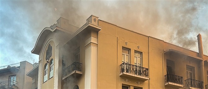 Λουτράκι: Σε ύφεση η πυρκαγιά στο εγκαταλελειμμένο ξενοδοχείο - Δεν υπάρχει κίνδυνος επέκτασης