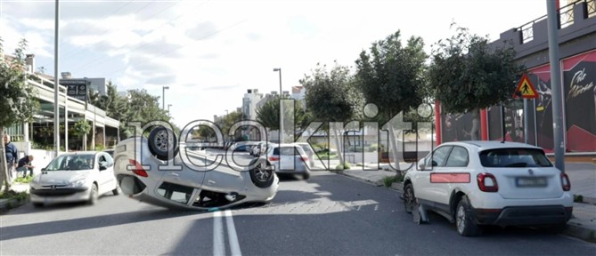 Τροχαίο στο Ηράκλειο: Αυτοκίνητο "τούμπαρε" στη μέση του δρόμου (βίντεο)