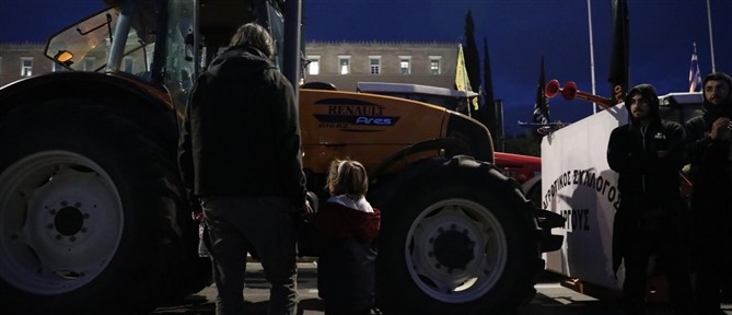 Σύνταγμα: Διανυκτέρευσαν έξω από τη Βουλή οι αγρότες με τα τρακτέρ τους