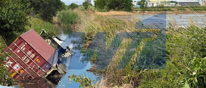 Χαλάστρα: Νταλίκα εξετράπη της πορείας της και κατέληξε σε ρέμα (εικόνες)