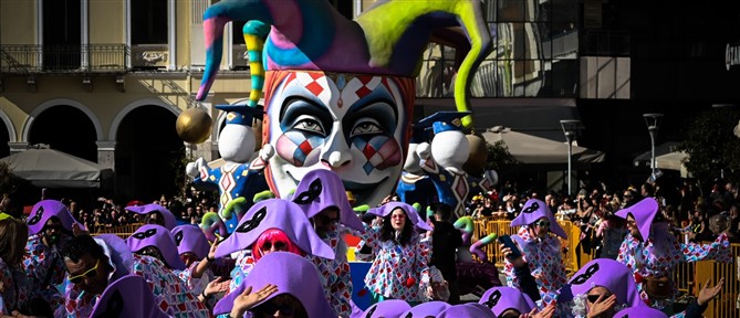 Με τη μεγάλη παρέλαση και το κάψιμο του βασιλιά καρνάβαλου κορυφώνεται το πατρινό καρναβάλι