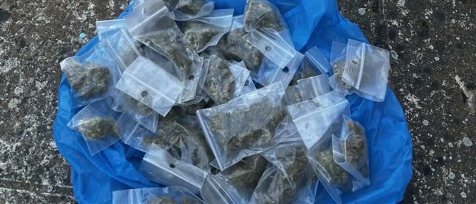 Συνελήφθη 35χρονος αλλοδαπός που διακινούσε 106 νάιλον συσκευασίες με κάνναβη στο προαύλιο σχολείου στο Μαρούσι