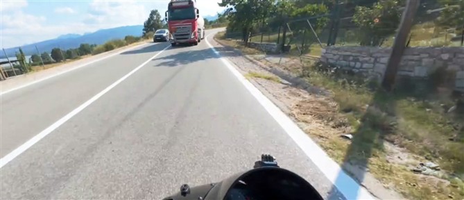Βίντεο που "κόβει" την ανάσα: Βυτιοφόρο προσπερνά σε στροφή - Γλίτωσε οδηγός μηχανής