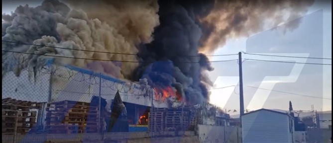 Ασπρόπυργος: 4 τραυματίες από τη πυρκαγιά στο εργοστάσιο
