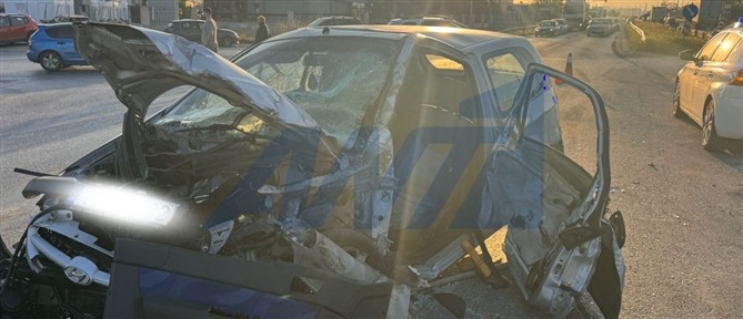 Τροχαίο στη Θεσσαλονίκη: Απεγκλωβίστηκε τραυματισμένη οδηγός (εικόνες)