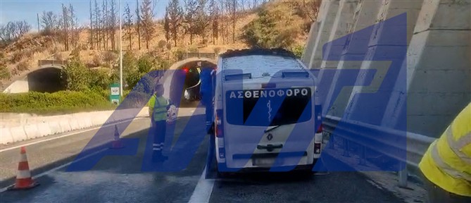 Θρίλερ στην Περιμετρική Πατρών: Ασθενοφόρο που μετέφερε ασθενή τυλίχθηκε στις φλόγες (βίντεο)