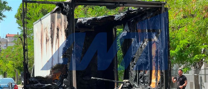 Φωτιά σε φορτηγό στη Θεσσαλονίκη ενώ βρισκόταν σε κίνηση