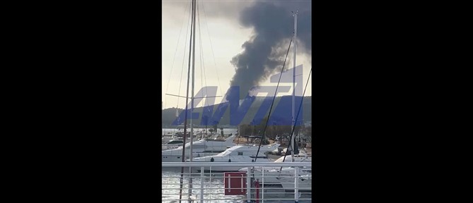 Πυρκαγιά στο Ελληνικό Σαλαμίνας - Κοντά στον ναύσταθμο η φωτιά (βίντεο)
