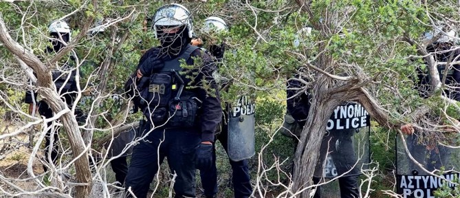 Γαύδος: Για πρώτη φορά με τις δυνάμεις των ΜΑΤ κατεδαφίζουν τις καλύβες των κατασκηνωτών στις παραλίες (βίντεο)