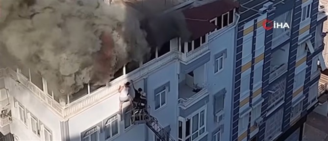 Σοκαριστικές εικόνες από διάσωση στην Τουρκία: Κρεμάστηκαν από το παράθυρο για να σωθούν, έκρηξη δευτερόλεπτα μετά (βίντεο)