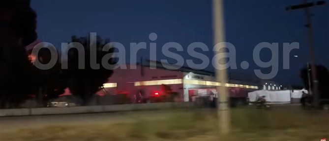 Λάρισα: Σε ύφεση η πυρκαγιά που ξέσπασε σε εργοστάσιο πλαστικών ειδών - Πυροσβεστικές δυνάμεις παραμένουν στο σημείο