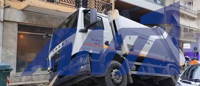 Ξάνθη: Άνοιξε ο δρόμος… και κατάπιε απορριμματοφόρο (βίντεο)