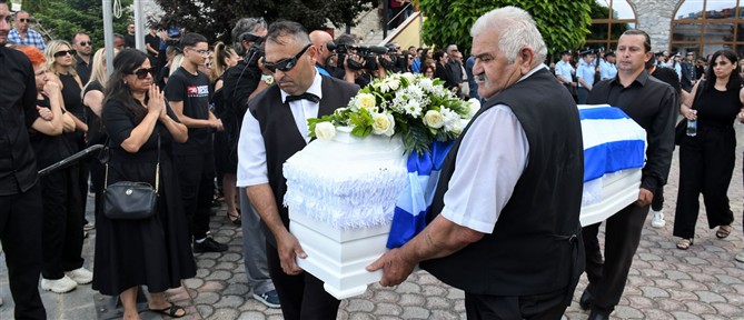 Δράμα: Σε κλίμα οδύνης η κηδεία της 45χρονης που δολοφονήθηκε με πολλές μαχαιριές από τον εν διαστάσει σύζυγό της (βίντεο)