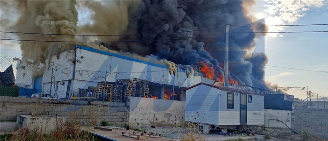 Ασπρόπυργος: Φωτιά ξέσπασε σε εργοστάσιο - Έχει διακοπεί η κυκλοφορία των οχημάτων