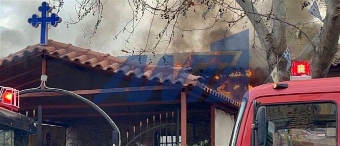 Φωτιά στην αποθήκη της εκκλησίας του ιερέα youtuber στη Λιοσίων (βίντεο)