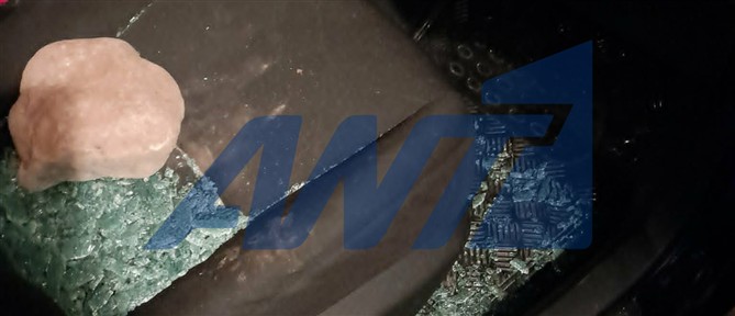 Πάτρα: Άγνωστοι επιτέθηκαν με πέτρα σε αυτοκίνητο και λήστεψαν την οδηγό