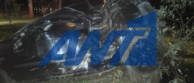 Τροχαίο ατύχημα στην Εθνική οδό Πάτρας - Πύργου: ΙΧ "καρφώθηκε" σε δέντρα (εικόνες)