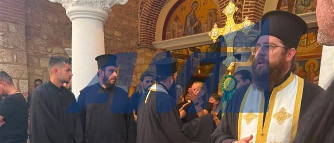 Έφτασε η σορός του Γιώργου Μαζωνάκη στον Ιερό Ναό Αγίας Τριάδας στη Νίκαια