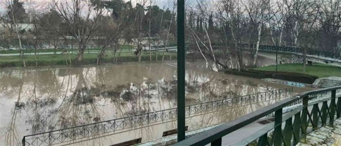 Λάρισα: Κλειστές οι προσβάσεις του Πηνειού - Σε επιφυλακή η πολιτική προστασία